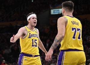 湖人开赛季四战每场场一个40+ 东契奇49和43 里夫斯51和41