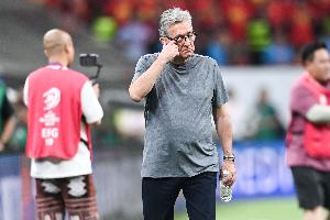 记者谈伊万：如今他挣了一笔钱退休了，留给中国足球一地鸡毛