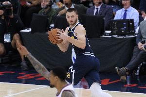 拼劲十足！布劳恩半场7中4拿到8分1板3助