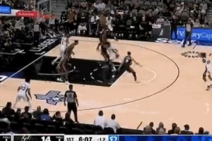 冲击力十足！卡斯尔强攻怼翻防守打进加罚 热火挑战失败