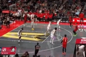 信心十足！卡马拉追身三分正中靶心 帮助开拓者继续迫近比分