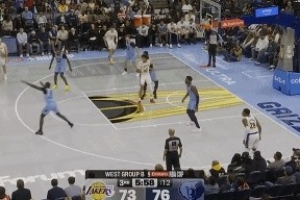 带队反超！东契奇再中三分&助攻海斯空接扣篮