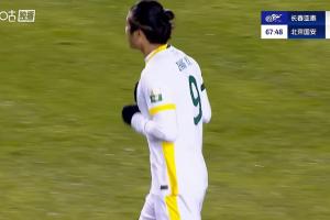 VAR介入判越位在先，张玉宁进球无效，亚泰仍0-2国安