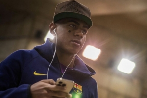 每体：亚马尔脸上的星形贴纸是医疗产品，用于治疗青春痘或小伤口