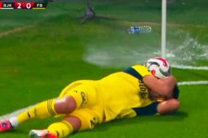 遭贝西克塔斯球迷砸水瓶！阿森西奥倒地捂头翻滚十分痛苦